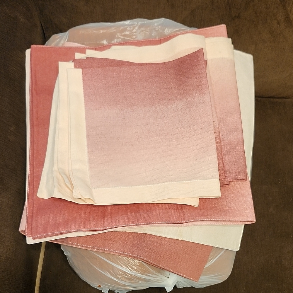 VINTAGE PINK and WHITE CLOTH OMBRE NAPKIN and TABLE RUNNER SET